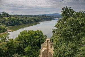 historisch Defensive Mauer von ein Stein Schloss im Polen im dobczyce auf ein Sommer- Tag mit Blick auf das See foto