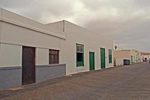 Weiß niedrig historisch Gebäude und eng Straßen im das Spanisch Stadt von teguise, Lanzarote foto