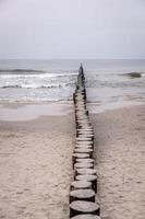 Strand Landschaft von das baltisch Meer auf ein Ruhe Tag mit ein hölzern Wellenbrecher foto