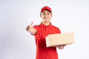 Porträt von asiatisch Lieferung Mann auf Weiß Hintergrund foto