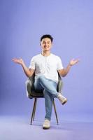 Bild von asiatisch Junge posieren auf lila Hintergrund foto