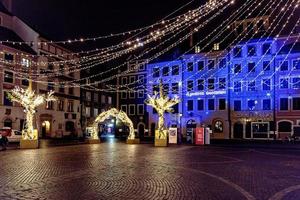 Straßen beim Nacht mit Dekorationen zum Weihnachten Warschau Polen im das Stadt Center foto