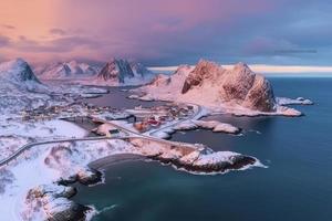 Antenne Aussicht von Lofoten Inseln im Winter beim Sonnenuntergang im Norwegen. Landschaft mit Blau Meer foto