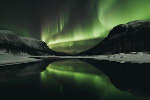 Aurora Borealis auf das Norwegen. Grün Nord Beleuchtung über Berge. Nacht Himmel mit Polar- Beleuchtung. Nacht Winter Landschaft mit Aurora foto