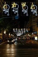 Weihnachten Beleuchtungen im alicante Spanien im das Straßen beim Nacht foto