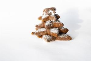 Chinesisch Weihnachten Lebkuchen Mann auf ein Weiß isoliert Hintergrund Nahansicht foto