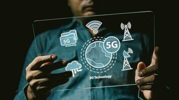 5g und Internet von Dinge oder iot Konzept, Hand berühren virtuell 5g Signal. iot ist hoch Technologie welche jeder Gerät werden verbinden und Steuerung durch 5g hoch Geschwindigkeit Internet. foto