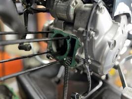 Motorrad Bedienung Motor Reparatur schließen hoch. Instandhaltung von Motorrad Motor. foto