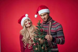 Mann und Frau sind Stehen Nächster zu Neu Jahre Urlaub Weihnachten Geschenke foto