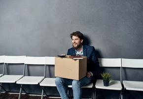 Geschäft Mann Box Büro Zeug Arbeit Sitzung auf Stuhl foto