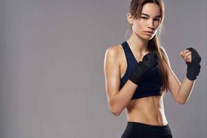sportlich Frau Boxen trainieren Übungen Fitness posieren dunkel Hintergrund foto