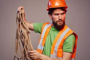 Mann im Konstruktion Uniform Orange schwer Hut abgeschnitten Aussicht Über Beige Hintergrund foto