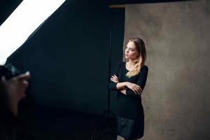 Frau posieren im Studio Fotograf Modell- Jahrgang foto