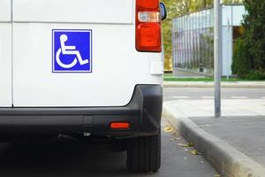Behinderung Zeichen auf Minivan zurück Tür, Öffentlichkeit Transport Barrierefreiheit foto