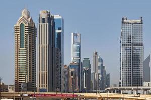 Wolkenkratzer neben Scheich zayed Straße im Dubai foto