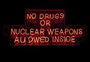 Nein Drogen oder nuklear Waffen erlaubt Innerhalb - - Neon- Licht foto