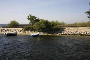 l ruhig Sommer- Landschaft mit Meer und Boote foto