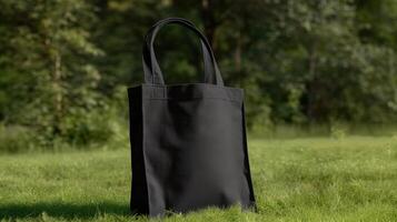 generativ ai, realistisch schwarz Tasche Segeltuch Stoff Tasche installieren auf das Grün Gras, Käufer spotten oben leer. foto