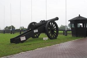 Antiquität schwarz Metall Kanone im das Museum foto