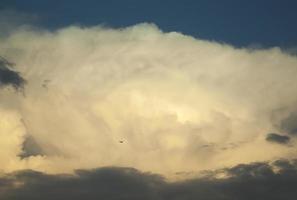 das Sonnenuntergang Wolke und das Flugzeug foto