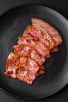 köstlich frisch gebraten Speck Streifen mit Gewürze foto