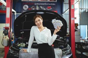 Porträt asiatisch weiblich Kunden Überprüfung Pflege Dienstleistungen und Reparatur Autos im Auto Reparatur Garage foto