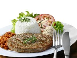 Hamburger Fleisch mit Reis und Salat foto