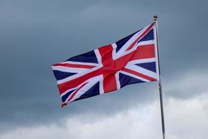 Union Jack Flagge gegen ein dunkel Himmel foto