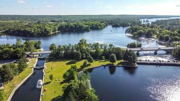 Hirschhorn, Ontario, Kanada, Juni 28, 2022, Drohne Schuss von das Buckhorn sperren auf das trit Severn Kanal. foto