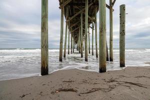 unter ein Ozean Seebrücke beim das Strand foto