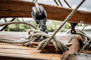 Rolle und Linien auf das Deck von ein alt hölzern Segelboot foto