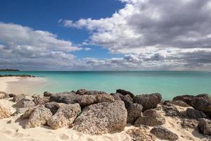 Felsen auf das Strand im Bahamas foto