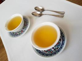 zwei Tee Schalen im ein Restaurant foto