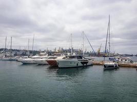 Aussicht von Segeln Yachten im das Hafen foto