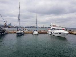 Aussicht von Segeln Yachten im das Hafen foto