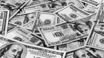 schwarz und Weiß Hintergrund von uns Währung Banknoten finanziell Konzept Geld Hintergrund hundert Dollar Rechnungen foto