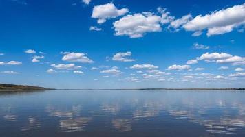 Seelandschaft Meer mit Ruhe Wasser und Weiß Wolken foto