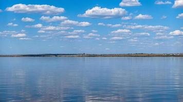 Seelandschaft Meer mit Ruhe Wasser und Weiß Wolken foto