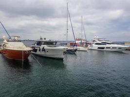 Aussicht von Segeln Yachten im das Hafen foto