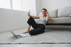 Frau Blogger Selfies auf Telefon, Selfies und online Gespräche zum Anhänger, Teenager entwickelt Sozial Medien, Freiberufler von Zuhause foto