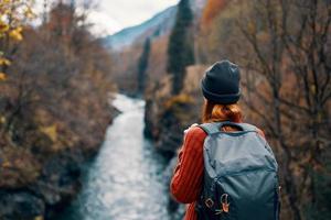 Frau Wanderer Rucksack Fluss Reise zu das Berge foto