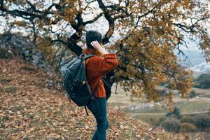 Frau Wanderer mit Rucksack Reise Berge Natur Lebensstil foto