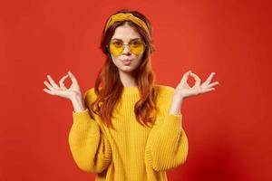 heiter Frau im Gelb Brille mit ein Binde auf ihr Kopf moda Studio Emotionen foto