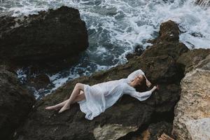 schön Frau im Weiß Hochzeit Kleid auf Meer Ufer nass Haar Natur Landschaft foto