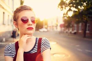 heiter Frau im Sonnenbrille draußen Sommer- gehen Mode foto