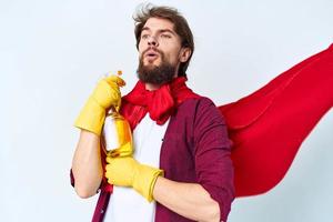 Mann im rot Regenjacke Waschmittel Fachmann Arbeit Lebensstil foto