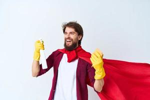 Reiniger tragen ein rot Mantel Waschmittel Bedienung Hausarbeit foto