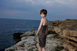 ziemlich Frau im Kleid auf Natur Felsen Landschaft Eleganz foto