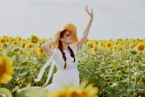 Frau Porträt im ein Feld mit Blühen Sonnenblumen unverändert foto