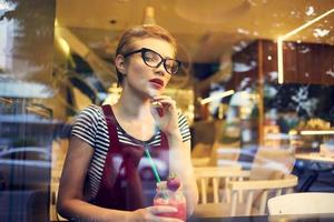 Frau Sitzung im ein Cafe mit ein Cocktail einer Lebensstil Freizeit foto